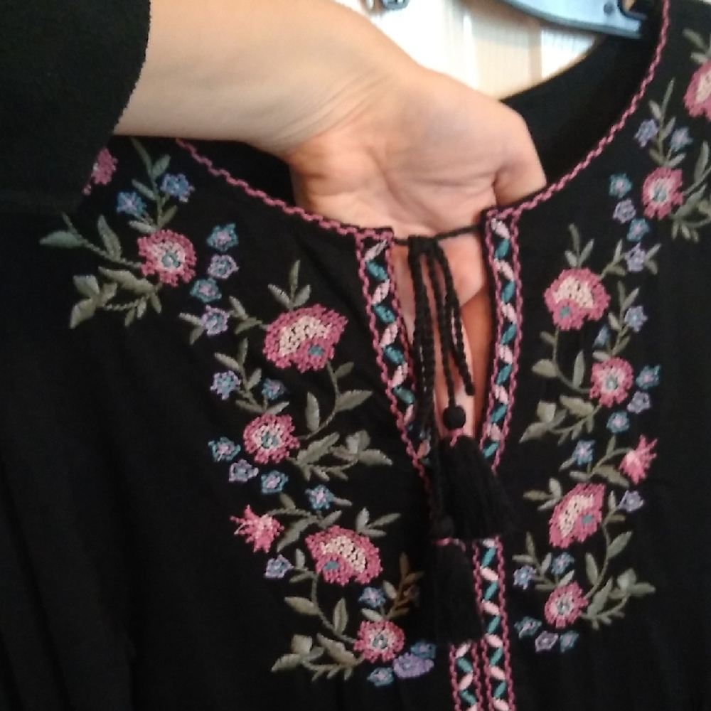 Boho Dress With Floral Embroidery Size Small NWT - Picture 4 of 8